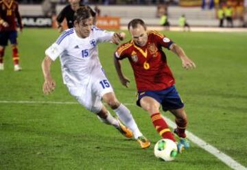 Markus Halsti de Finlandia y el centrocampista Andrés Iniesta luchan por el balón durante el encuentro