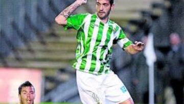 <b>PASARON POR ENCIMA. </b>El bético Arzu se faja de Catalá y Juan Carlos para hacer gol en Sevilla.