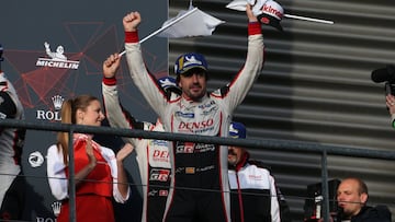 Fernando Alonso celebrando su victoria en Spa con Toyota.