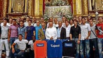 <b>ACTO. </b>La plantilla azulina realizó la ofrenda floral a la Virgen de la Merced.