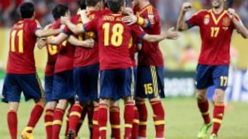 Los jugadores de la Selecci&oacute;n celebran uno de los goles a Uruguay.