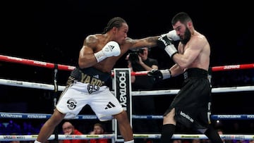 Anthony Yarde cae ante Artur Beterbiev, que retiene sus coronas.