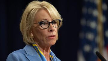 La secretaria de Educación, Betsy DeVos, renunció el jueves después del asalto al capitolio por parte de seguidores del presidente Donald Trump el miércoles.
