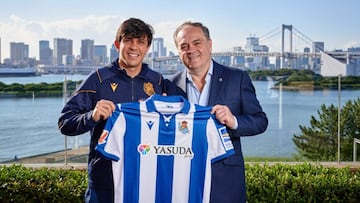 Aramburu posa junto al presidente Aperribay en Japón.