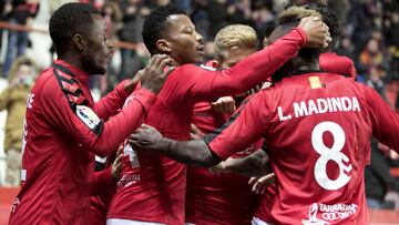 Los jugadores del N&aacute;stic de Tarragona celebran el gol de Uche en el partido ante el C&aacute;diz.