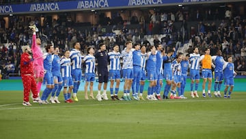 Los jugadores del Deportivo celebran la victoria ante el Mirandés con Riazor.