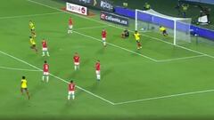 Gary Medel retó a Meneses y el VAR salvó a Chile