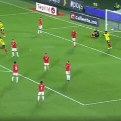 Gary Medel retó a Meneses y el VAR salvó a Chile