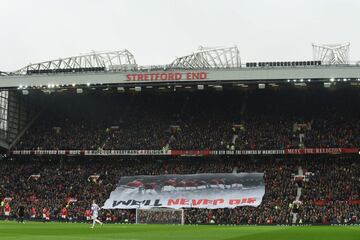 Se cumplen 60 años de la tragedia aérea que acabó con la vida de 23 personas, ocho de ellos futbolistas del equipo inglés al que llamaban 'Busby Babes'. El Manchester United realizó un bonito memorial en el partido de la Premier frente a Huddersfield Town