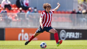 Javi Serrano da un pase con el Atleti B.