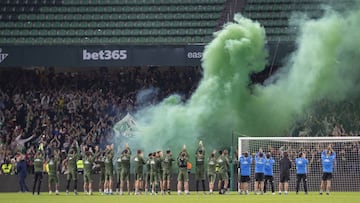 Unos 6.000 aficionados del Betis dieron colorido en la tarde-noche de ayer al Benito Villamarín horas antes del encuentro.