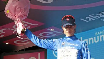 Damiano Cunego posa con la maglia azzurra de l&iacute;der de la monta&ntilde;a durante el Giro de Italia 2016.