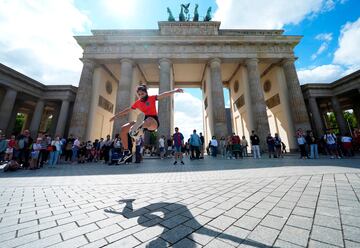 España está hoy pendiente de que llegue la hora de la gran final con la esperanza de que la Selección consiga su cuarta Eurocopa. En la imagen, una seguidora inglesa hace una exhibición con el balón en la Puerta de Brandenburgo que más bien parece juegos malabares, quiza con la intención de meter miedo a los de Luis de la Fuente.