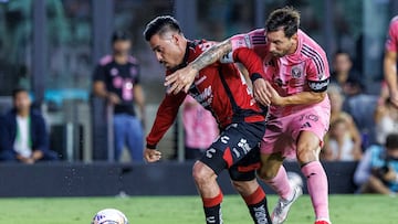 FORT LAUDERDALE (United States), 31/07/2025.- Inter Miami CF Forward Lionel Messi (R) in action against Atlas FC Midfielder Aldo Rocha during the soccer Leagues Cup 2025 soccer match between the Inter Miami CF and the Atlas FC in Fort Lauderdale, Florida, USA, 30 July 2025. The Leagues Cup is an annual soccer competition between clubs from Major League Soccer. EFE/EPA/CRISTOBAL HERRERA-ULASHKEVICH