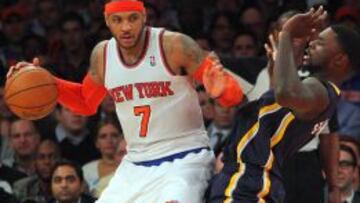 Carmelo Anthony se marcha de Lance Stephenson.