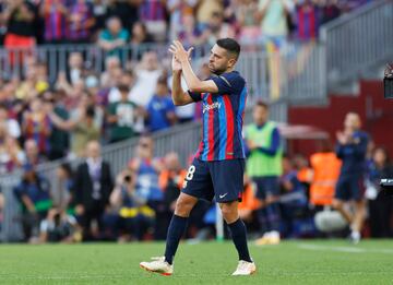 Jordi Alba saluda al publico antes de ser sustituido por Marcos Alonso.