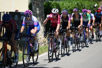 Una de las etapas más duras de toda la carrera, no por los desniveles que hay, sino por el riesgo que tiene por el imprevisible terreno. Un buen posicionamiento y un gran manejo de la bicicleta, será una de las claves para que alguna de las ciclistas se lleve esta etapa. Seis ascensiones y cuatro tramos de grava, todo ello en los últimos 60 kilómetros. Los pinchazos y las caídas pueden arruinar las posibilidades de algunas aspirantes como la belga Lotte Kopecky, quien compite en las modalidades de pista y buscará la victoria en esta etapa. La estrategia de los equipos es fundamental para proteger a las corredoras en la lucha por el maillot amarillo. 126 kilómetros esperan a todas las ciclistas.