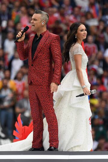 El cantante de pop británico Robbie Williams (i) y la soprano rusa Aída Garifullina actúan durante la ceremonia inaugural del Mundial de Fútbol de Rusia 2018, antes del inicio del partido Rusia-Arabia Saudí, del Grupo A del Mundial de Fútbol de Rusia 2018, en el Estadio Luzhniki de Moscú, Rusia