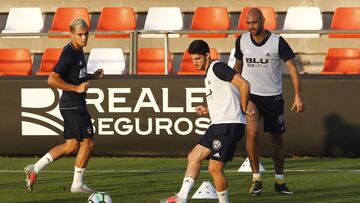 Zaza y Guedes durante el entrenamiento del Valencia.