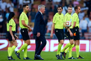 Ancelotti charla con los rbitros.