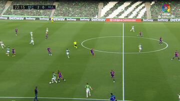 No hay regate más sublime que aquel en el que el rival acaba así: bonito traje de Fekir