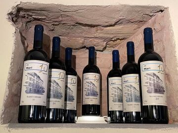 El vino se regala con la compra de obras de arte.