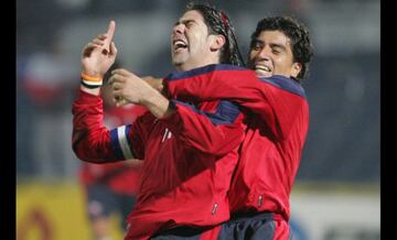 El 'Matador' celebra un gol con el 'Fantasista', con el que jugó en la Roja. 