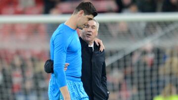 Ancelotti felicita a Courtois tras la actuación del portero belga en San Mamés en el partido de Liga jugado en enero de 2023.