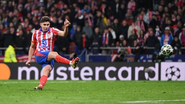Julián Alvarez, en el momento de ejecutar el penalti ante el Real Madrid.