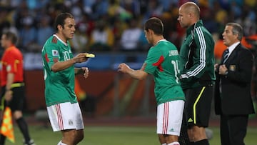 Antes de que 'Chicharito' protagonizara una de sus peores temporadas en el fútbol, Cuauhtémoc Blanco sabía que la transición a la MLS sería complicada.