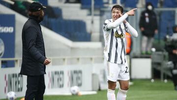 Soccer Football - Serie A - Atalanta v Juventus - Stadio Atleti Azzurri, Bergamo, Italy - April 18, 2021 Juventus coach Andrea Pirlo and Federico Chiesa REUTERS/Alessandro Garofalo