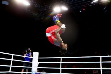 Dieudonne Wilfried Seyi Ntsengue de Camerún celebra el triunfo contra Ryan Scaife de Nueva Zelanda en el boxeo masculino de 75kg en el séptimo día de los Gold Coast 2018 Commonwealth Games.