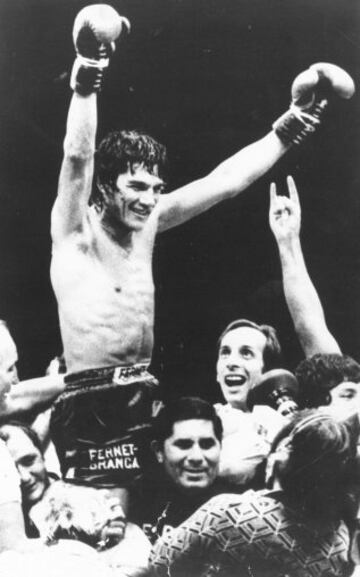 Carlos Monzón, boxeador argentino que alcanzó el título mundial del peso medio en 1970 y considerado como uno de los mejores púgiles de la historia del boxeo. Defendió en 14 peleas hasta 1977, año de su retiro. En 1988 fue juzgado y condenado a 11 años de prisión por matar a su mujer Alicia Muñiz. Murió en un accidente de tráfico en una de sus salidas restringidas de la penitenciaria en 1995.