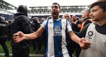 Borja Iglesias, eufórico tras confirmarse el regreso del Espanyol a Europa, en 2019.