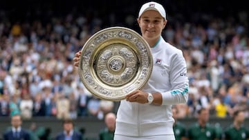 La tenista australiana Ashleigh Barty posa con el t&iacute;tulo de campeona de Wimbledon 2021.