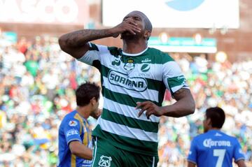 El delantero ecuatoriano llegó a la Liga MX para jugar con Necaxa, pero vivió sus mejores momentos con Santos Laguna. Suárez jugó 65 goles con los Guerreros y anotó 14 goles. Además dio 11 asistencias. 'El Chivo' formó parte de la plantilla que ganó el Clausura 2012.