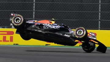 Red Bull Racing's Mexican driver Sergio Perez (R) crashes during the start of the Formula One Mexico Grand Prix at the Hermanos Rodriguez racetrack in Mexico City on October 29, 2023. (Photo by Alfredo ESTRELLA / AFP)