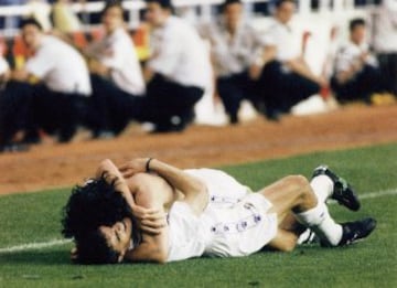 sanchís y Amavisca se abrazan al proclamarse el Madrid campeón de la temporada 94/95.
