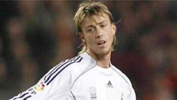 <B>LECCIÓN.</B> Guti demostró en el Camp Nou como debe jugar un centrocampista organizador en el Real Madrid.