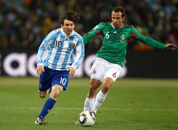 Messi enfrentando a México en los octavos de final del Mundial de Sudáfrica 2010.