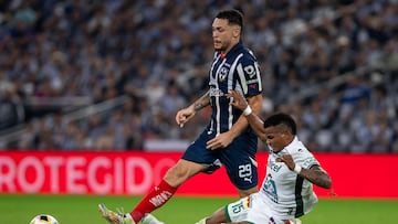 AME5990. MONTERREY (MÉXICO), 10/11/2024.- Lucas ocampos (arriba) de Monterrey disputa el balón con Edagar Guerra de León este domingo, en un partido de la jornada 17 del Torneo Apertura 2024 entre Monterrey y León en el estadio BBVA en Monterrey (México). EFE/Miguel Sierra.