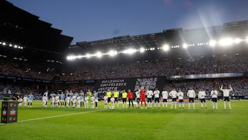 Formación de los equipos del Celta y Real Madrid en el césped de Balaídos.