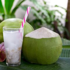 Las sorprendentes razones por las que deberías tomar agua de coco natural