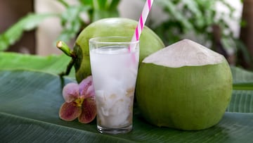 Descubre las sorprendentes razones por las que expertos en la salud recomiendan tomar agua de coco natural para cuidar tu salud.