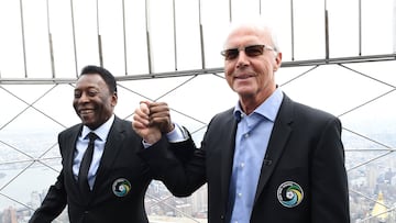 New York Cosmos soccer legends Pele(L) and Franz Beckenbauer pose at the Empire State Building April 17, 2015 in New York at an event to launch the start of the teams 2015 spring season. The teams home opener will take place against the Tampa Bay Rowdies on April 18, 2015 in New York. AFP PHOTO /  TIMOTHY  A. CLARY