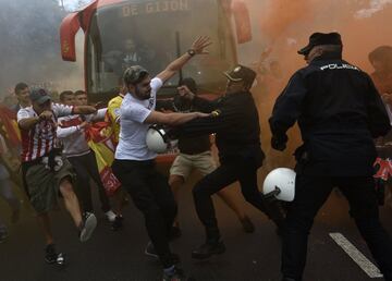 Los seguidores del Sporting de Gijón protagonizaron graves incidentes, con la policía, a la llegada del autobús del Sporting, en las inmediaciones del Molinón. 
