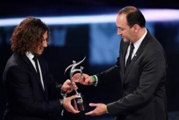 Carles Puyol entrega el Premio FIFA Fair Play al presidente del Atlético Nacional Juan Carlos de la Cuesta. 
