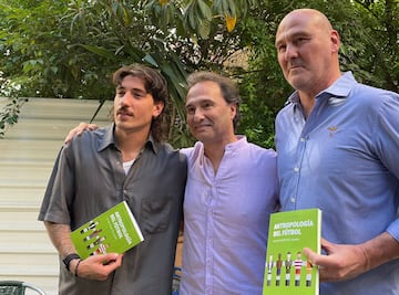 El autor, con Bellerín y Roberto Ríos.