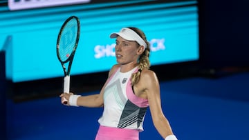 AME2509. MONTERREY (MÉXICO), 21/08/2025.- La rusa Ekaterina Alexandrova reacciona ante la checa Linda Noskova este jueves, durante un partido de cuartos de final del Abierto de Tenis de Monterrey (México). EFE/Miguel Sierra