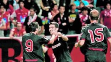 <b>ALEGRÍA. </b>Andoni Iraola celebra con alborozo uno de los goles del Athletic junto a Markel Susaeta, ante la mirada de Ion Vélez.